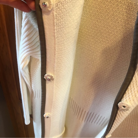 LIKE NEW! Chico’s White Long Button Sweater/Jacket w/Faux Fur Neck-Womens Medium - Picture 5 of 14